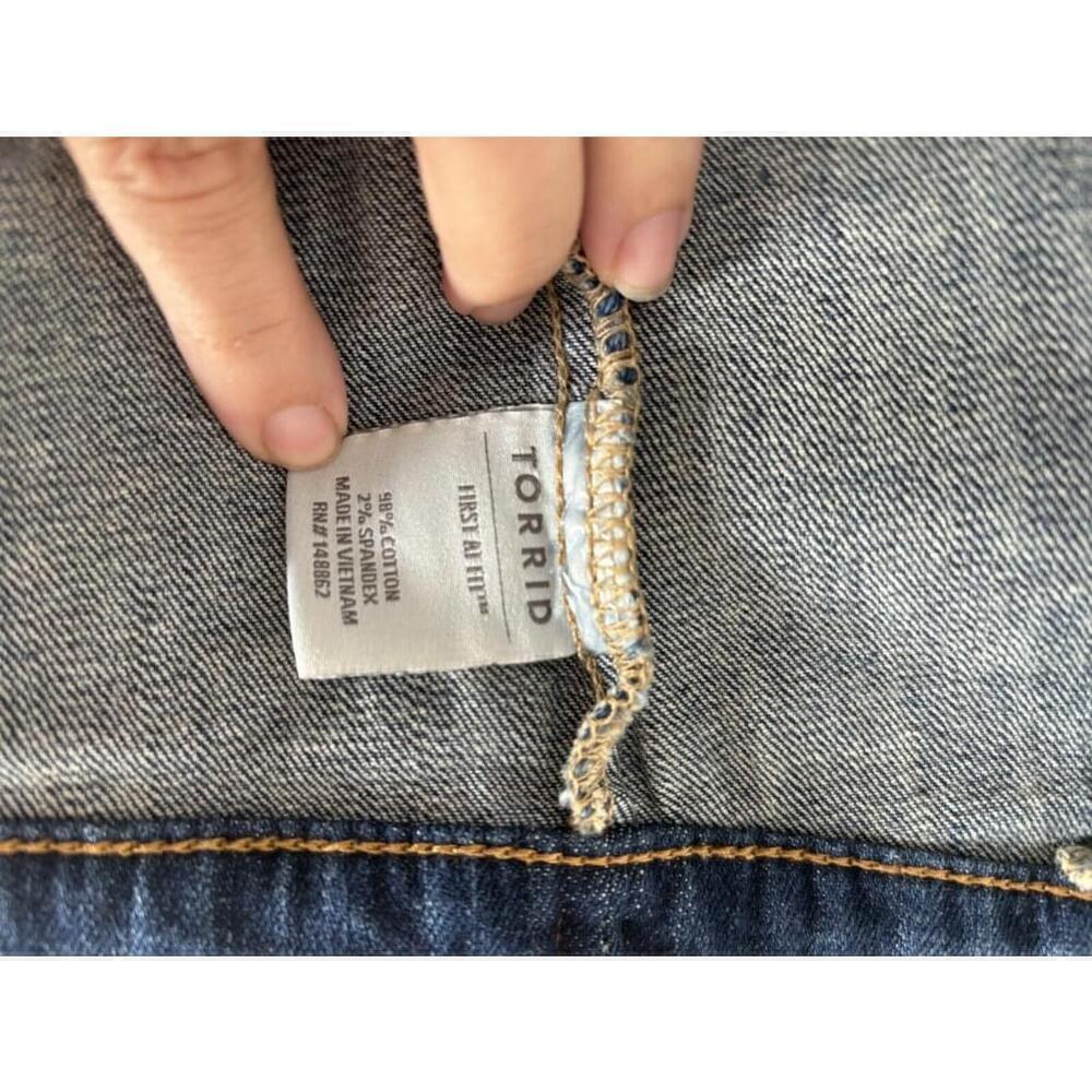 Torrid Distressed Jean Jacket Womens Size 0 Large Denim Medium Wash Button - Picture 12 of 13
